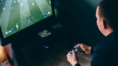 Bărbat, forțat să-și vândă consola PS5 după ce nevasta a aflat că nu e purificator de aer