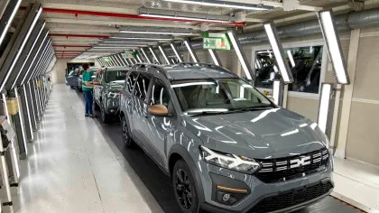 Producția uzinei Dacia din Mioveni a scăzut cu aproape 20% în decembrie 2025 / Scădere și în producția totală de autoturisme în România pe tot anul trecut