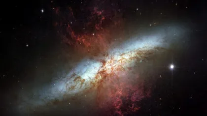 Telescopul Hubble a observat o galaxie care formează stele de 10 ori mai rapid decât Calea Lactee
