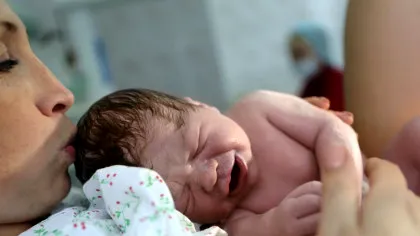 Nașterea „ideală” și limitele sistemului medical: două moașe cer schimbarea culturii din maternități