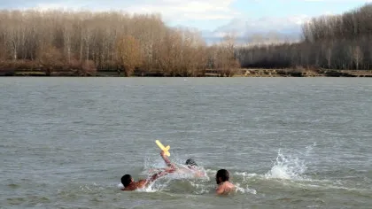 Ce se întâmpla, în trecut, cu tinerii care se aruncau în apă după cruce, de Bobotează. Tradiţii şi superstiţii de BOBOTEAZĂ