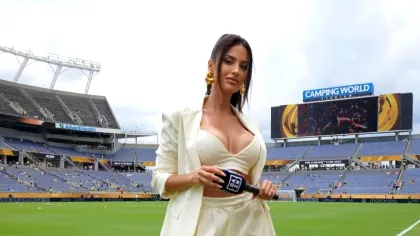 Prezentatoarea TV care întoarce toate privirile la 34 de ani e fericită, după ce iubitul cu 11 ani mai mic decât ea a semnat contractul vieții