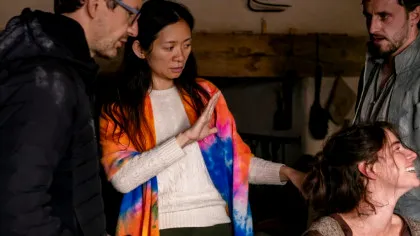 Chloé Zhao, regizoarea care a dus Hamnet spre Golden Globe și a scris o nouă pagină de istorie cinematografică