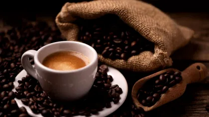 Cafeaua poate îmbunătăți performanțele cognitive chiar și fără cofeină