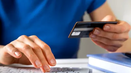 Card de credit sau credit de nevoi personale: ce aleg utilizatorii care au deja cont bancar (P)