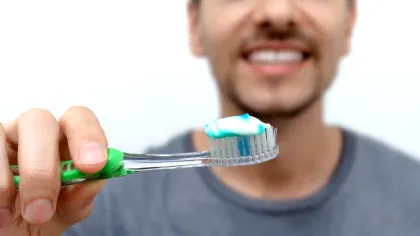 Ce legătură există între sănătatea orală și creier: Conexiunea ascunsă dintre gingii și boli precum Alzheimer, Parkinson sau depresie