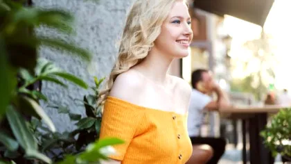 BANCUL ZILEI. O blondă stă în chirie. Proprietarul vine la ușa ei. – Cine e? întreabă gâfâind