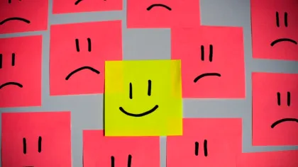 Fața te trădează înainte să vorbești: ce sunt microexpresiile și ce dezvăluie despre emoțiile reale