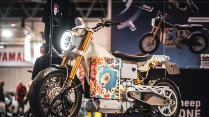Blacksheep ONE, motocicleta electrică britanică realizată la comandă, prezentată oficial la Motorcycle Live 2025