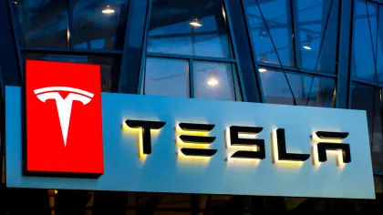 Milioane de mașini Tesla sunt sub anchetă din cauza unei tehnologii „complet autonome”