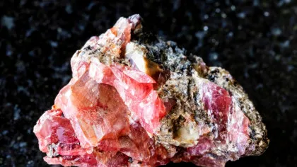 O piatră găsită de o femeie din Buzău în albia unui râu ar putea valora 1 milion de euro