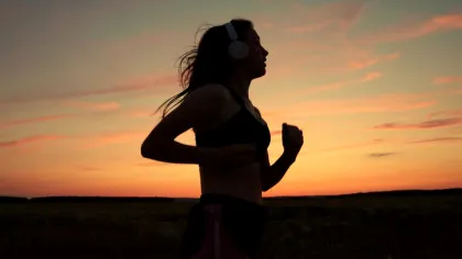 Un psiholog explică de ce unele cântece ne rămân „blocate” în minte