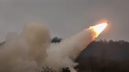 Interoperabilitatea sistemelor de tip „tragi și fugi”, testată de NATO în România: HIMARS-urile românești și poloneze au tras împreună cu obuziere CAESAR franceze la Cincu