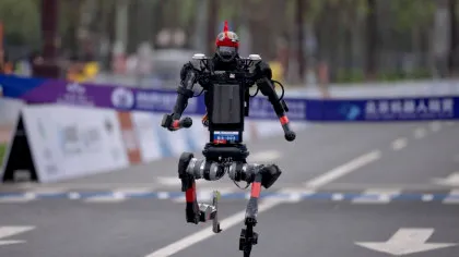 Un robot umanoid din China aleargă mai repede decât cel mai rapid om din lume