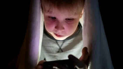 Trei reguli pe care părinții ar trebui să le aplice în privința telefoanelor pentru copii