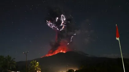 A erupt unul dintre cei mai activi vulcani din Indonezia