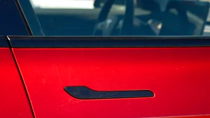 Ușile de la cel mai popular model Tesla, sub investigație