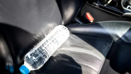 De ce o sticlă de apă lăsată în mașină poate fi periculoasă?