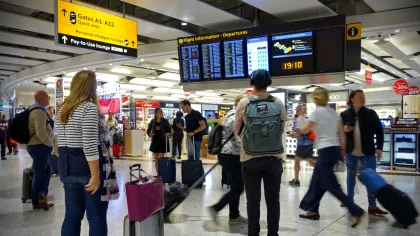 O nouă zi de întârzieri pe aeroporturile din Europa din cauza atacului cibernetic
