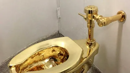 Artistul care a creat „banana lipită cu bandă adezivă” scoate la licitație o toaletă din aur masiv