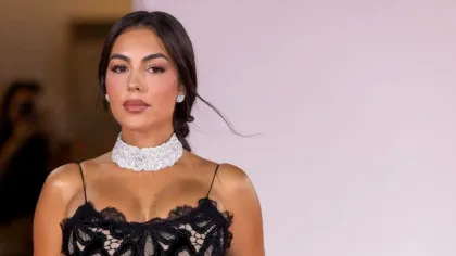 FOTO. Iubita lui Cristiano Ronaldo, în costum de baie în vacanța din Golful Persic