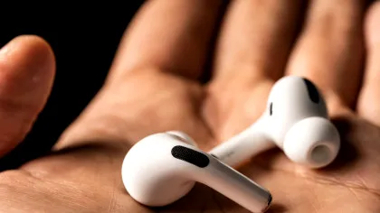 Cum îți pot afecta căștile sănătatea auzului și ce poți face pentru a te proteja