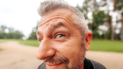 Închizi ochii ca să auzi mai bine? Știința spune că nu ajută întotdeauna