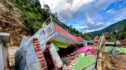 O femeie a fost găsită în viață după 10 zile printre ruinele din Nepal