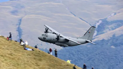 Cu ce avion a zburat Nicușor Dan la Paris, unde a rămas blocat din cauza vremii / Aeronava C-27J Spartan se află de 16 ani în serviciul Armatei Române