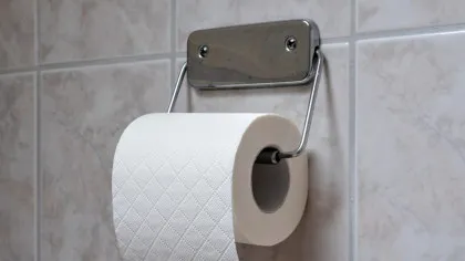 Cum agățăm corect hârtia igienică la toaletă?