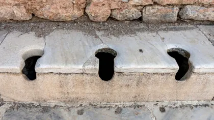 Unde mergeau oamenii la toaletă în Roma antică? Latrinele fără intimitate și controversa buretelui comun