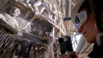 În loc de pensule, restauratorii folosesc tehnologie cu laser pentru a curăța Columna lui Marcus Aurelius din centrul Romei, în prima intervenție din ultimii 40 de ani