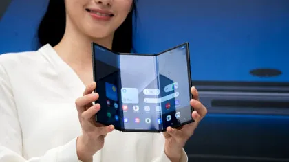 Samsung a lansat Galaxy Z TriFold, primul său telefon cu pliere triplă