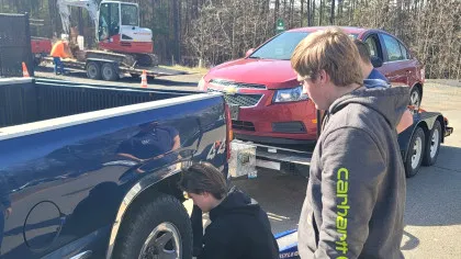 „Chiar schimbați lumea”: Elevi de liceu din SUA repară mașini second-hand și le donează mamelor singure care au nevoie de transport