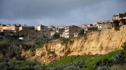 Sute de cărți rare, recuperate dintr-o bibliotecă aflată pe marginea prăpastiei