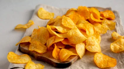 Mâncare nesănătoasă, dar mai puțin dăunătoare: Ce recomandă experții în nutriție dacă poftești la „junk food”
