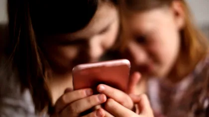 Un studiu îngrijorător arată că un sfert dintre copii nu se destăinuie nimănui despre pericolele întâlnite online