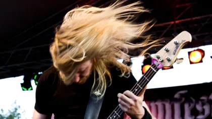 De ce muzica agresivă îi calmează pe unii oameni. Ce spun psihologii despre metal, furie și anxietate