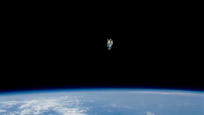 În 1984, un astronaut NASA a zburat nelegat pentru a captura un satelit. De ce a fost nevoie de această manevră extremă?