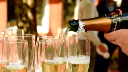 BANCUL ZILEI. Ștrulă către BULĂ: - Ai pe masă Moet, caviar, fructe de mare….. mie când îmi dai datoria?