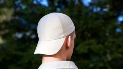 De ce unii oameni poartă șapcă mereu și ce spune psihologia despre ei?