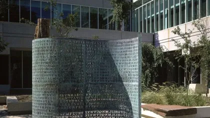 Doi jurnaliști au găsit soluția sculpturii codate Kryptos de la CIA