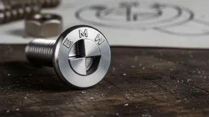 BMW brevetează șuruburi cu logo-ul „roundel”, o posibilă schimbare pentru întreținerea motocicletelor și automobilelor