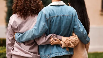 De ce unii oameni pot iubi mai multe persoane în același timp? Poligamia explicată: între biologie, cultură și nevoi emoționale