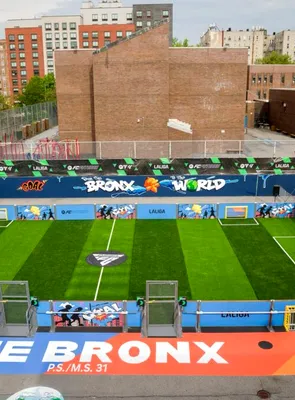 EA SPORTS FC și LA LIGA inaugurează un nou teren comunitar în New York, în cadrul programului FC FUTURES