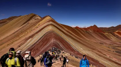 Muntele Vinicunca din Peru este o minunăție a naturii în culorile curcubeului