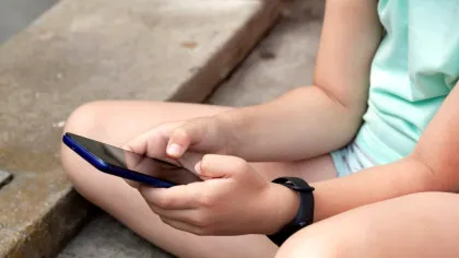 Studiu-pilot fără precedent în Marea Britanie privind limitarea accesului copiilor la rețelele sociale