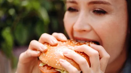 Foame, stres sau obișnuință: Ce controlează cu adevărat ce și când mâncăm?