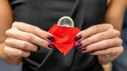 BANCUL ZILEI. BULĂ: – Prezervative cu motive tradiționale românesti, aveţi?