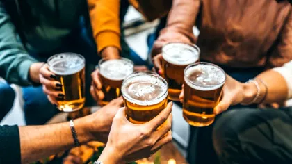 Un singur pahar de alcool pe zi crește riscul pentru 10 tipuri de cancer, avertizează un nou studiu